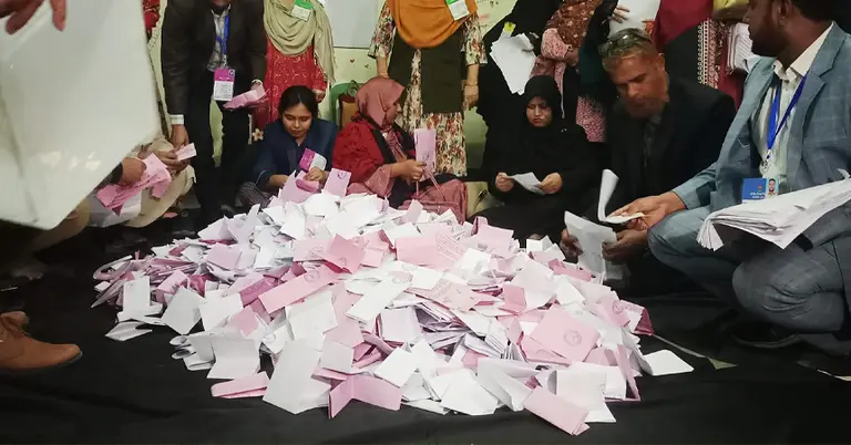 ইরানের সাবেক প্রেসিডেন্ট আহমাদিনেজাদ বেঁচে আছেন, দাবি উপদেষ্টার