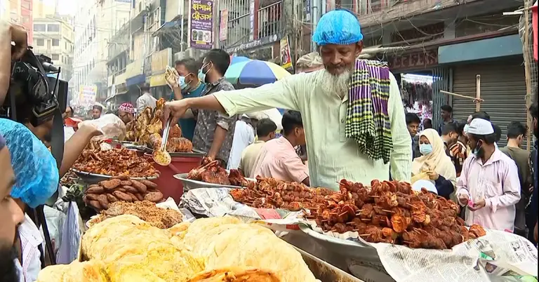 ঐতিহ্যবাহী লোভনীয় খাবারে প্রস্তুত ইফতার বাজার
