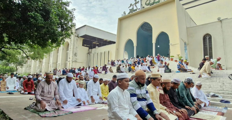 বায়তুল মোকাররমে ঈদুল আজহার প্রথম জামাত অনুষ্ঠিত