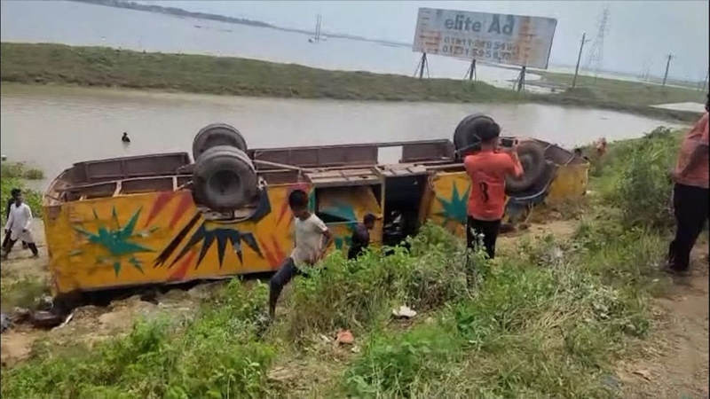 ব্রাহ্মণবাড়িয়ার সরাইলে নিয়ন্ত্রণ হারিয়ে খাদে বাস, নিহত ৪