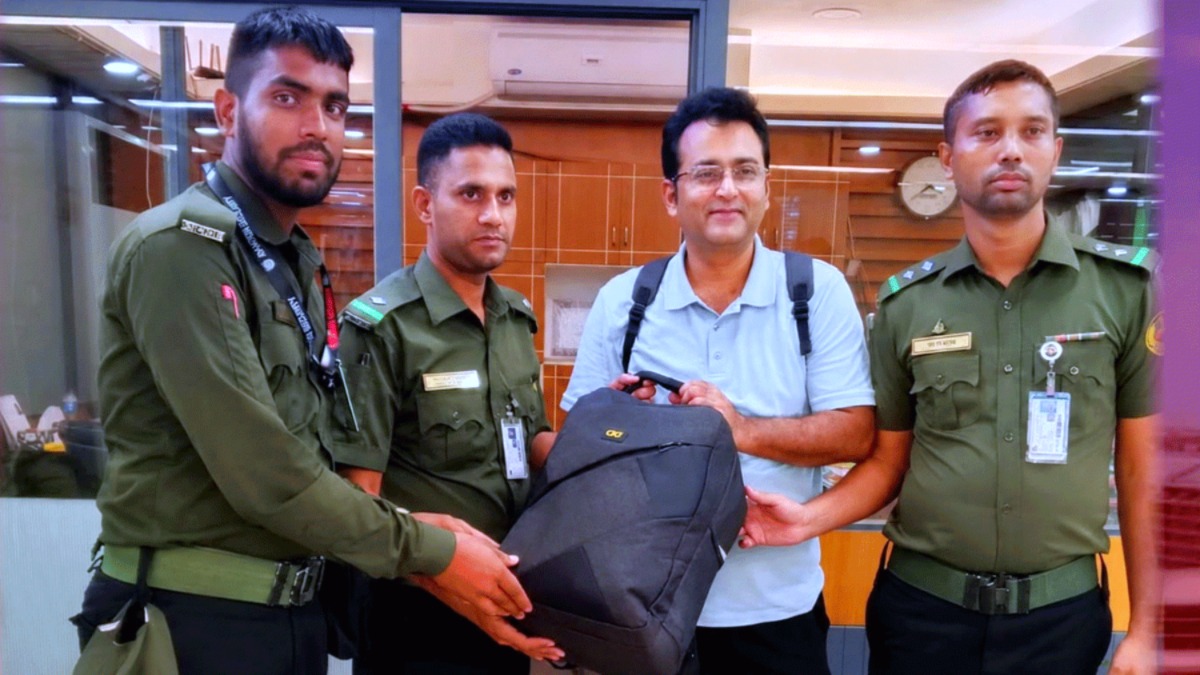বিমানবন্দরে হারানো ব্যাগ ফিরে পেলেন প্রবাসী, প্রশংসায় ভাসছে আনসার সদস্যরা