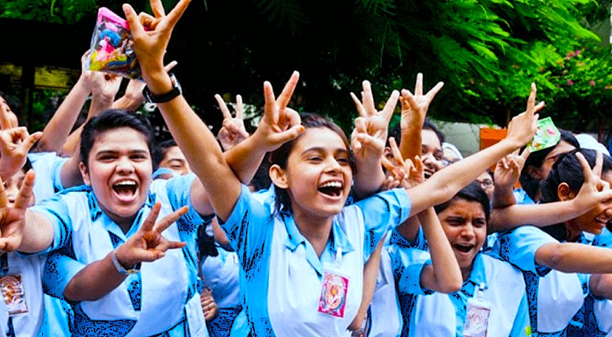 রাতে ঢাকায় বৃষ্টির আভাস, কিছুটা কমতে পারে তাপমাত্রা