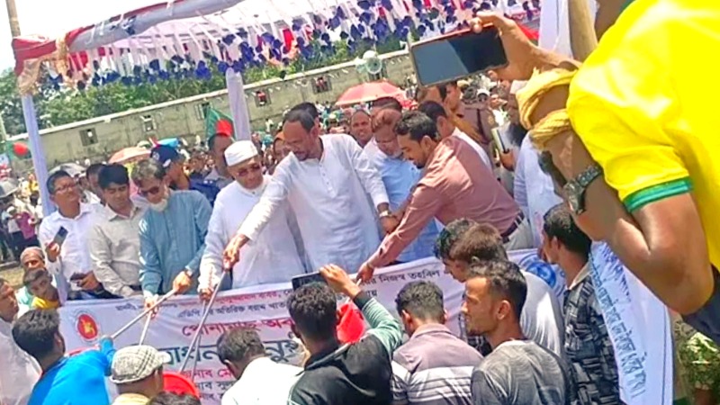 হাওরে মাছের পোনা অবমুক্ত করলেন তিন প্রতিমন্ত্রী